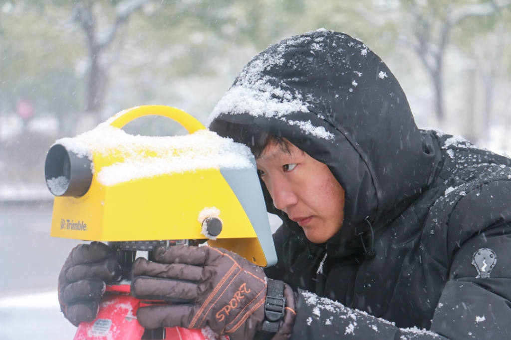 2018年1月27日，工程技術(shù)人員在雪中開展測量作業(yè)。