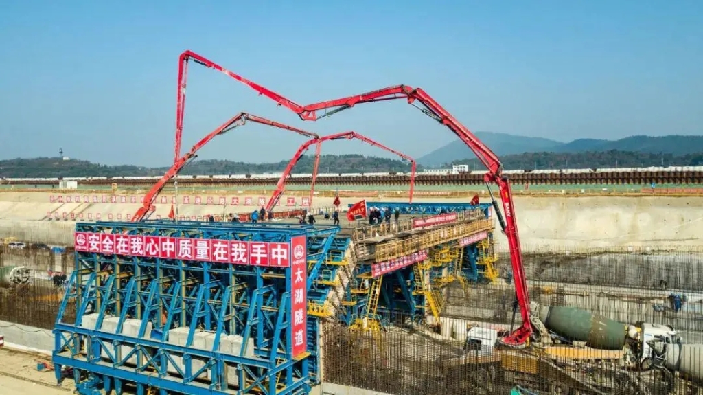 2019年1月18日，太湖隧道主體結(jié)構(gòu)頂板完成首次澆筑，隧道完整的主體結(jié)構(gòu)框架顯現(xiàn)出來。