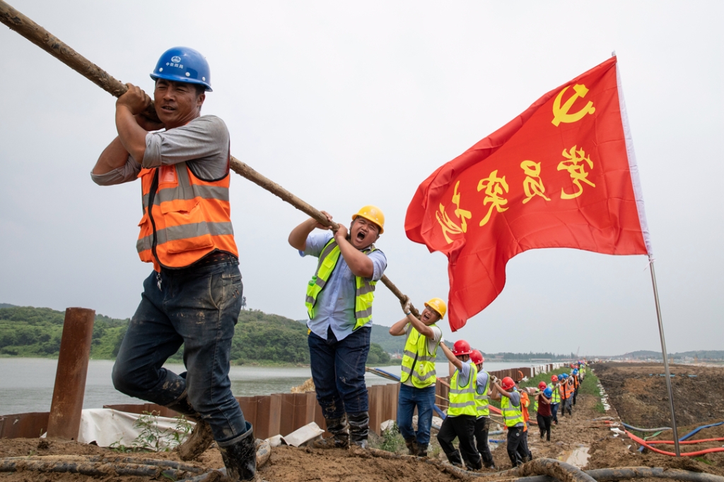 2019年6月21日，蘇錫常太湖隧道工地架設(shè)萬伏電纜，黨員突擊隊在施工現(xiàn)場。
