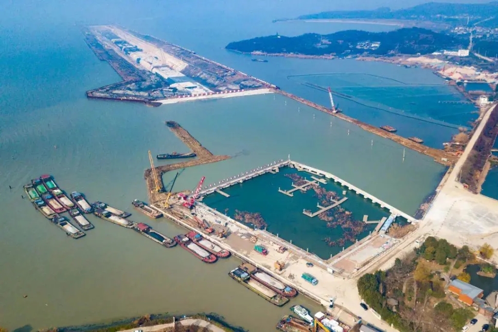 2019年12月27日，太湖隧道第一倉完成回水，順利實現(xiàn)首次陸島通道轉(zhuǎn)換，標(biāo)志著該工程施工進入全新階段。