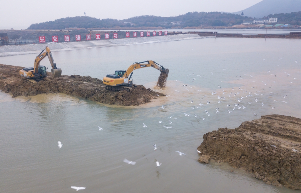 2019年12月23日，鳥群從陸島轉(zhuǎn)換圍堰回水施工現(xiàn)場飛過。
