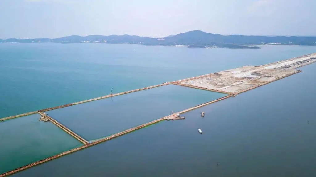 2020年10月3日，隨著最后一根鋼板樁插打至湖底，太湖隧道圍堰順利合龍。歷時2年7個月，馬山段與南泉段在湖中無縫對接，成功實現(xiàn)第一次“牽手”。