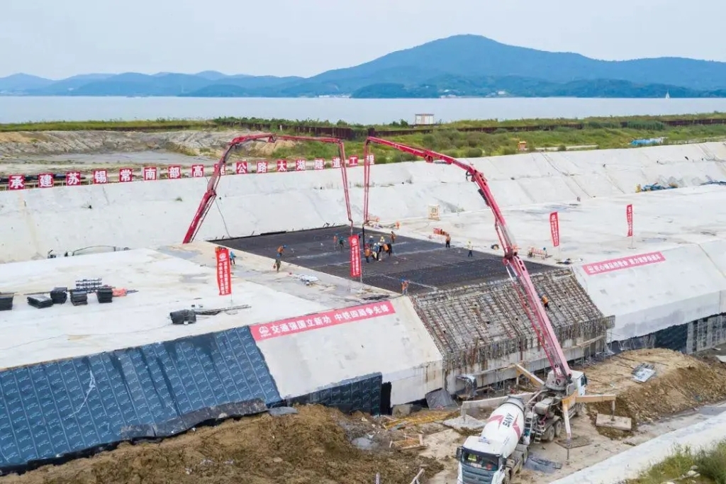 2021年9月5日，中鐵四局施工的太湖隧道南泉段主體工程全部完工。與此同時，南泉段施工轉(zhuǎn)入調(diào)平層、防撞側(cè)石等附屬工程施工階段，為下一步隧道早日通車打下堅實基礎(chǔ)。