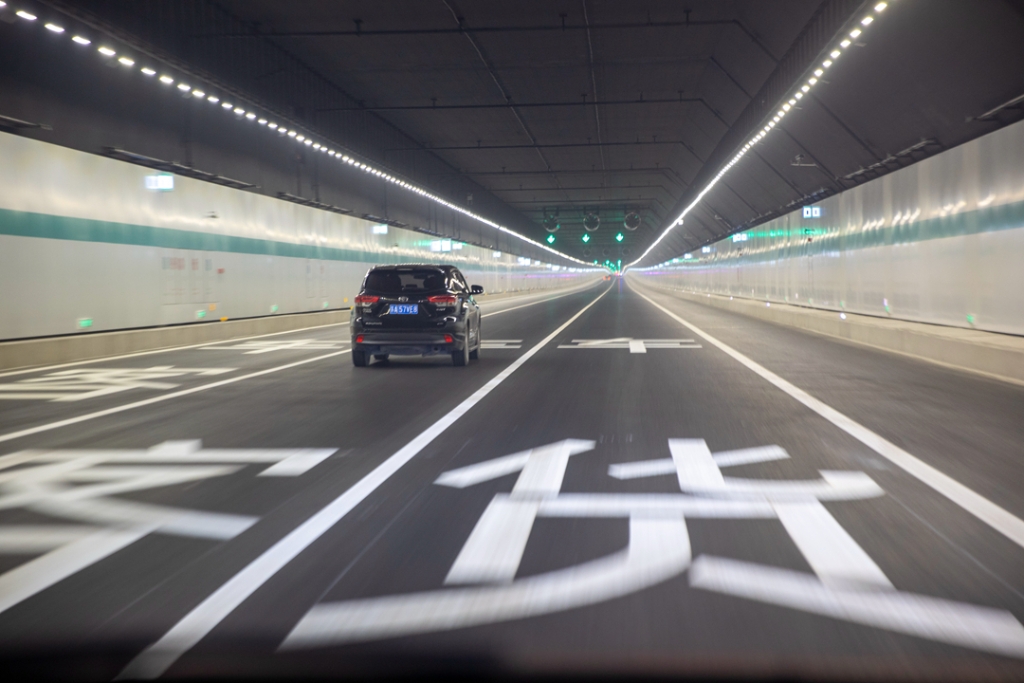 2021年12月30日，車輛在蘇錫常南部高速公路太湖隧道內(nèi)行駛。