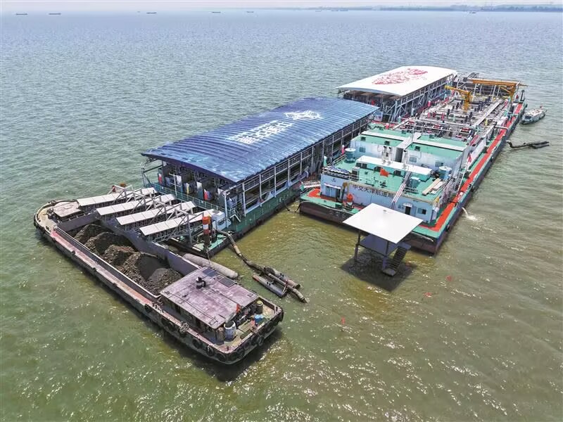 太湖宜興水域迎清淤超級(jí)航母“太湖之光”