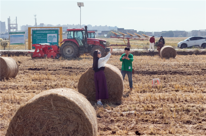 無錫：生態(tài)與經(jīng)濟(jì)“雙贏”，秸稈“卷”出億元綠色產(chǎn)業(yè)