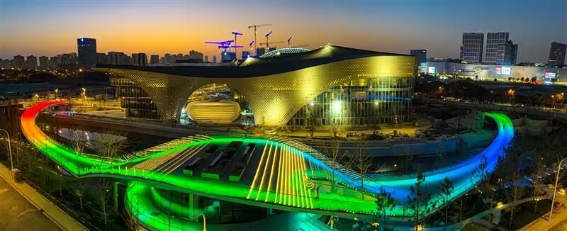 無錫交響音樂廳旁“光影音符”亮了