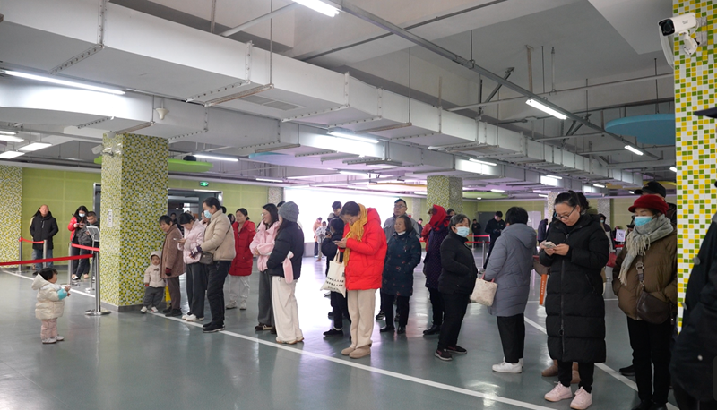 讓校門口的上下學路成為通暢、溫暖之路 “一校一策”緩解家?！案叻褰箲]”