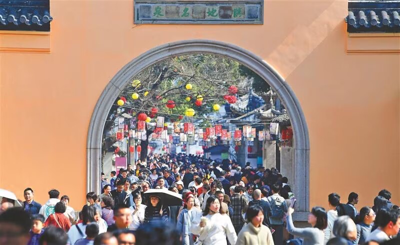 人潮涌動(dòng)暖錫城，蘇州客來(lái)年味濃